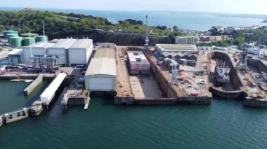 Mülteci mavnası yenileniyor. Falmouth limanı İngiltere 'nin mısır duvarı kenarı. 