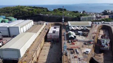 Mülteci mavnası yenileniyor. Falmouth limanı İngiltere 'nin mısır duvarı kenarı. 