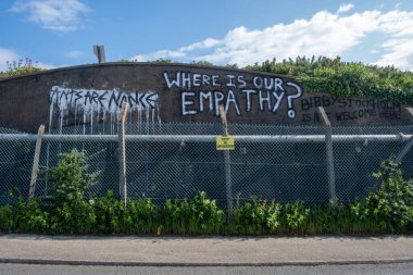 Falmouth Cornwall İngiltere 'de mülteci mavnası tekneleri protesto işaretleriyle karşılandı 