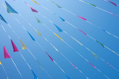 Mavi gökyüzüne karşı çok renkli bayrak