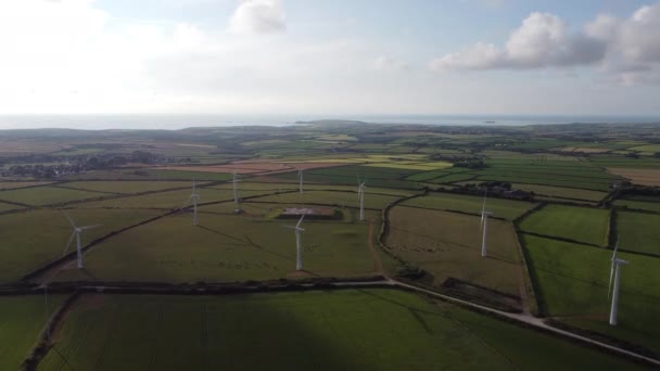 エアドローンから英国のコーンウォールの風力タービン航空機 — ストック動画