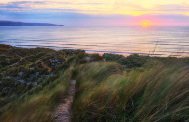 St. Cornwall İngiltere yakınlarında Hayle Towans 'ın günbatımı 