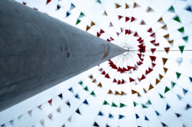 Bayrak direğinin altında bayraklar ve popolar 