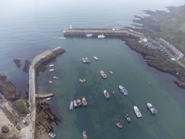 Sisli ve sisli havada mevagissey limanı