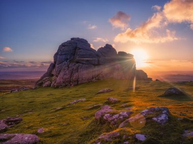 Haytor gün doğumu Dartmoor Milli Parkı Devon İngiltere 