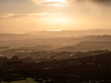 Dartmoor Ulusal Parkı 'nda puslu bir gün doğumu. Devon İngiltere. 