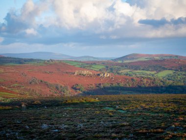 Haytor Dartmoor Ulusal Parkı Devon İngiltere 'den gündoğumu görüntüleri 