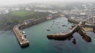 Mevagissey Limanı sis Cornwall İngiltere 'de 