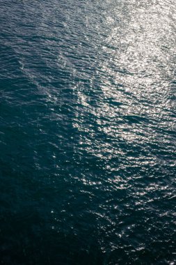 Güneş ışığı, mavi deniz değil. 