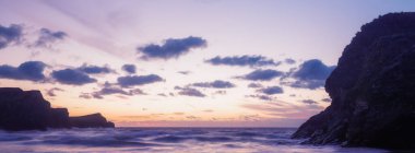 Newquay Cornwall yakınlarındaki Whipsiderry plajı. Gün batımında. 