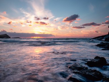 Newquay Cornwall yakınlarındaki Whipsiderry plajı. Gün batımında İngiltere 'yi saracak. 
