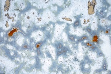 Beyaz kabuğu soyulmuş ve paslanmış metal desen.