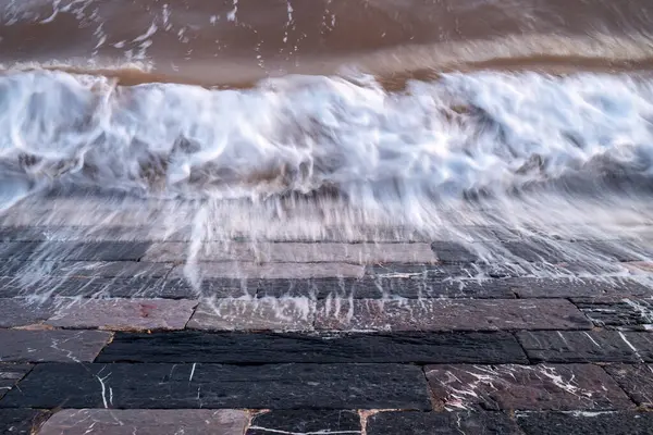Blick Auf Den Dammauslauf Mit Krachenden Wellen lizenzfreie Stockbilder