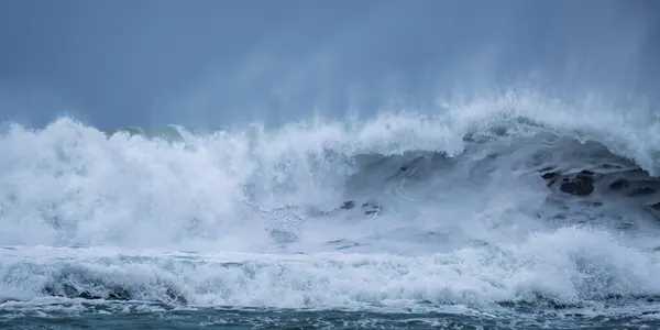 Grandes Olas Capilla Norte Cornwall Inglaterra Reino Unido Fotos De Stock Sin Royalties Gratis