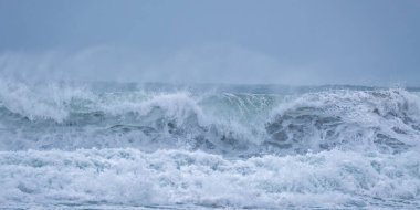 Kuzey Cornwall İngiltere kilisesinde büyük dalgalar. 