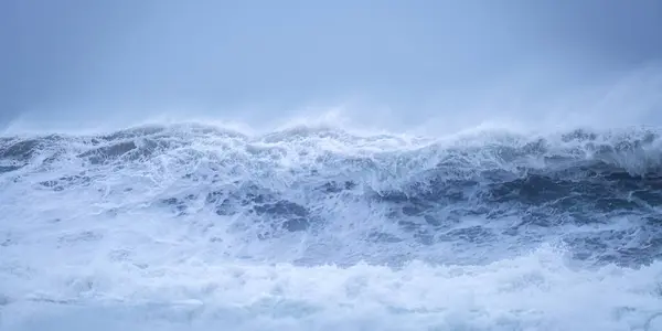 Kuzey Cornwall İngiltere kilisesinde büyük dalgalar. 