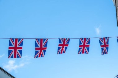 İngiliz bayrağı mavi gökyüzünde dalgalanır 