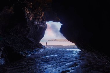 Sahildeki mağara Cornwall UK 
