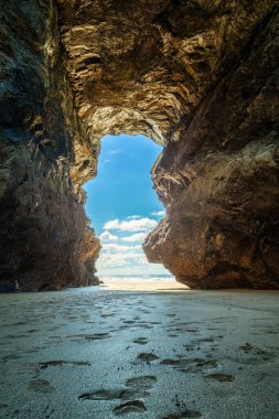 Sahildeki mağara Cornwall UK 