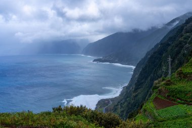 Madeira dağları sisli 