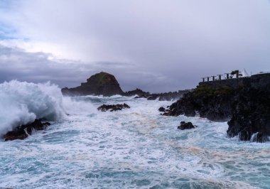 Portekiz 'in Madeira sahilinde dalgalar çarpıyor.. 