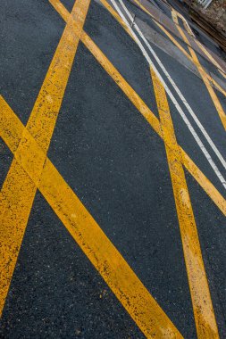 Pist üzerindeki kutu kavşağı için çapraz sarı çizgi 
