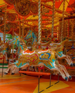 atlıkarınca at üzerinde neşeli bir yuvarlak gitmek 