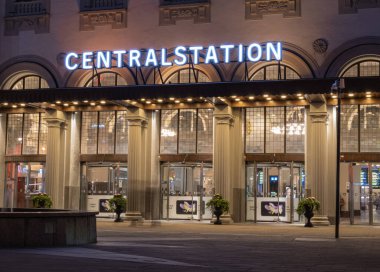 Stockholm, İsveç - 22 Eylül 2022: Görkemli Stockholm Merkez İstasyonu akşamları aydınlanıyor, İsveç mimarisinin güzel bir örneği..