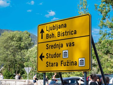 Bohin, Slovenya - 14 Ağustos 2022: Slovenya 'nın en ünlü turizm merkezlerinden biri olan Bohinj' deki yol işareti, Slovenya, Ljubljana ve diğer küçük yerlerin yönlerini gösteriyor