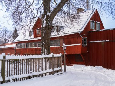 Stockholm, İsveç - 9 Mart 2023 Stockholm 'ün merkezinde tipik bir balkon ve küçük pencereleri olan turistik bir ada yakınındaki ahşap bir evin manzarası