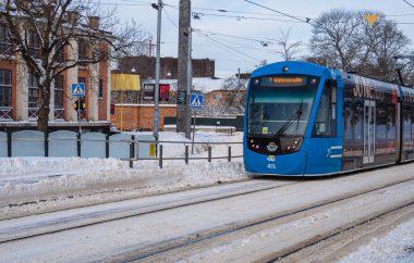 Stockholm, İsveç - 9 Mart 2023: Kar fırtınalı bir günde Stockholm halk tramvayının ilk bölümü
