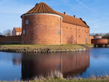 Landskrona, İsveç - 12 Şubat 2023: İsveç 'in güneyindeki Citadella kentindeki tarihi şato, deniz kenarında, kırmızı kiremitli çatı, yuvarlak kuleler, dingin ortam.