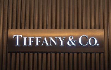 Zürih, İsviçre - 30 Aralık 2021: Dokulu bir duvarda Tiffany & Co. tabelası.