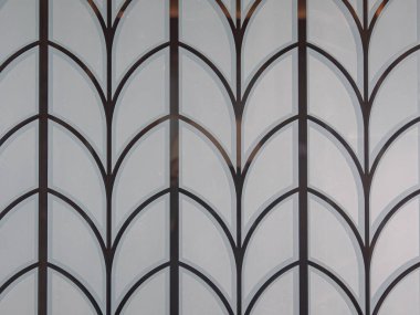 Açık arkaplanda siyah eğimli çizgileri olan soyut geometrik desen.