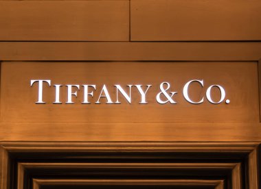 Zürih, İsviçre - 30 Aralık 2021: Tahta bir duvarda Tiffany & Co. mağaza tabelası.
