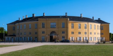 Kopenhag, Danimarka - 6 Haziran 2023: Kopenhag 'ın görkemli şatosunun çarpıcı panoramik manzarası, büyük mimarisi ve sakin çevresini gözler önüne seriyor.