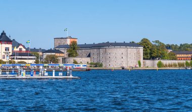 Vaxholm, İsveç - 6 Eylül 2024: Açık mavi gökyüzü olan tarihi bir kalenin manzarası.