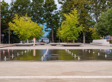 Koper, 1 Ağustos 2025: Slovenya 'nın Koper kentinde çağdaş bir şehir parkı..