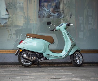 Murska Sobota, Slovenya - 24 Temmuz 2025: Nane yeşili bir eski model scooter şehir caddesinde park halinde.