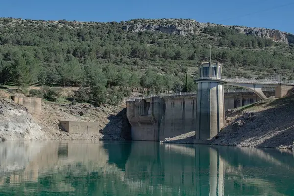 İspanya 'nın Jaen ilindeki Pozo Alcon belediyesi yakınlarındaki La Bolera Barajı' na inşa edilen barajın manzarası.