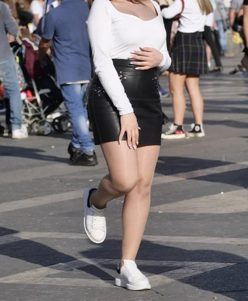 Mädchen Minirock Und Brauner Strumpfhose Auf Dem Platz — Stockfoto