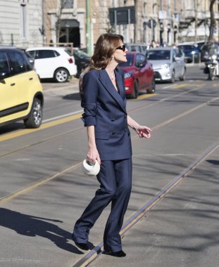 Anna Dello Russo sokak tarzı kıyafet Milano moda haftası boyunca Fendi moda defilesinden önce kadın sonbahar / kış koleksiyonları