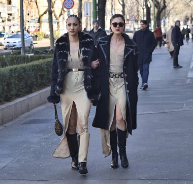 Moda blogcuları, Milano moda haftası boyunca Fendi defilesinden önce sokak tarzı kıyafetler giyer.