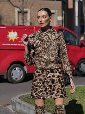 Milano moda haftası boyunca Fendi moda defilesinden önce moda blogcusu sokak tarzı kıyafet koleksiyonu.