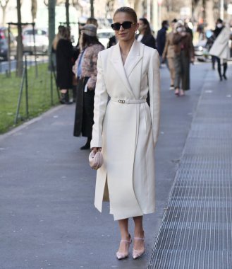 Milano moda haftası boyunca Fendi defilesinden önce Caroline Daur sokak tarzı kıyafet. Sonbahar / kış koleksiyonları.