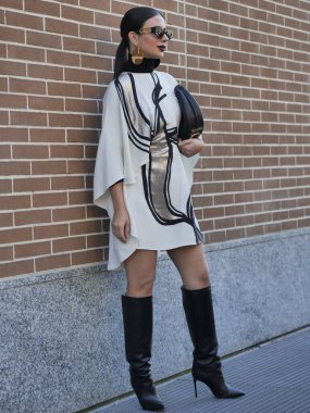 Milano moda haftası boyunca Fendi moda defilesinden önce moda blogcusu sokak tarzı kıyafet koleksiyonu.