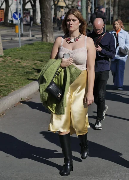 Fashion Blogger Street Style Outfit Πριν Την Επίδειξη Μόδας Fendi — Φωτογραφία Αρχείου