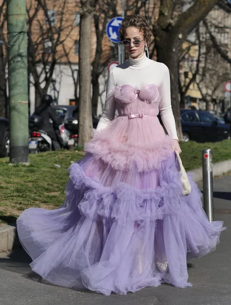 Fashion Blogger Melody Funk Styl Ulicy Strój Przed Fendi Pokaz — Zdjęcie stockowe