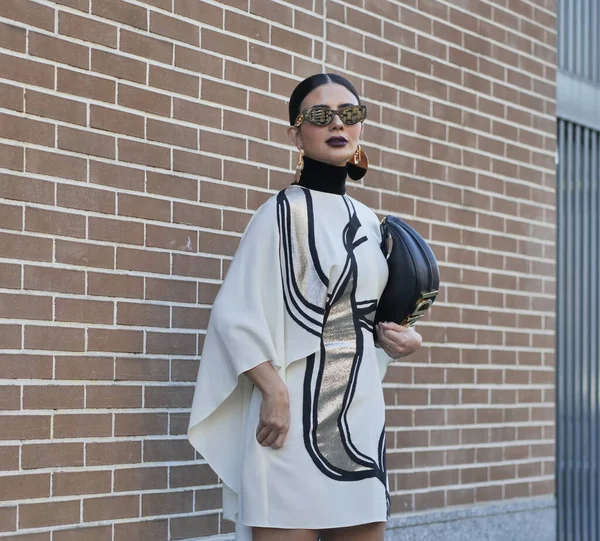 Fashion Blogger Utcai Stílusú Ruhát Mielőtt Fendi Divatbemutató Alatt Milano — Stock Fotó