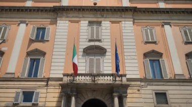 Piacenza şehrinin ortasında, 